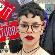 Profesora en artes visuales que le enseña a personas de todas las edades